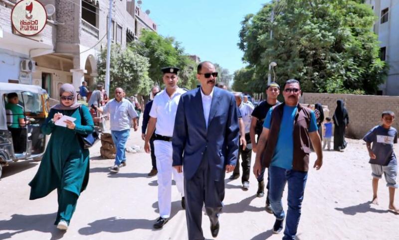 خلال جولة ميدانية مفاجئة بجرجا.. محافظ سوهاج يتفقد قرية “البربا” ويوجه بإحالة مسئولين للتحقيق