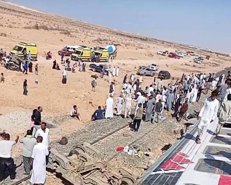 كارثة جديدة على شريط السكة الحديد.. 54 مصابًا وحالات وفاة في حادث انقلاب قطار مطروح