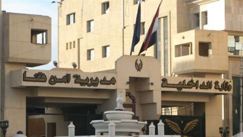جريـمة بشــعة تهز الشارع القنائي.. ضــربه بفـأس والقي بجثـته في بيارة صرف داخل منزله