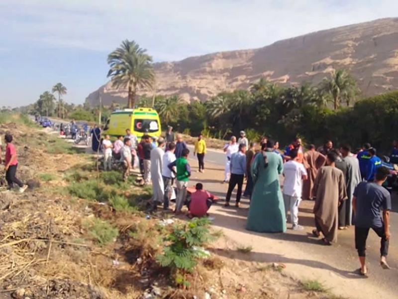 إصابة 3 من أسرة واحدة في تصادم دراجة نارية وميكروباص غرب الأقصر