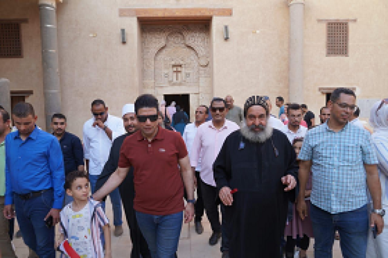 نائب محافظ سوهاج يصطحب 300 شاب وفتاة لزيارة أعرق الأديرة القبطية