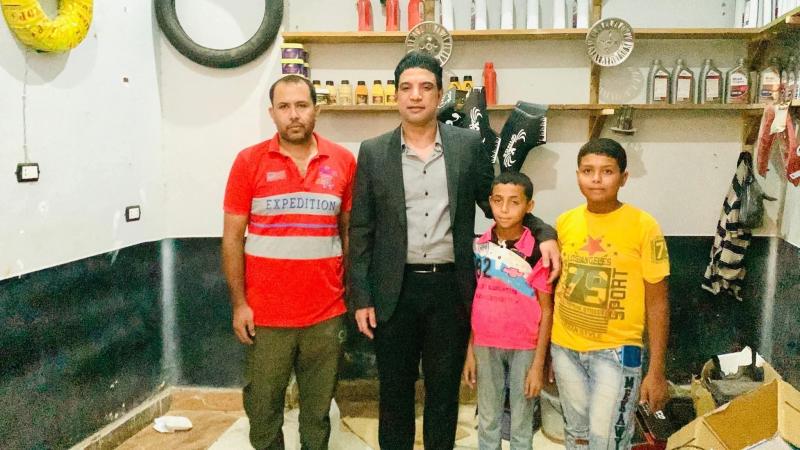 نائب محافظ سوهاج يستجيب لمناشدة الطفل ”عبدالله” ويسدد إيجار محل والده لعام كامل