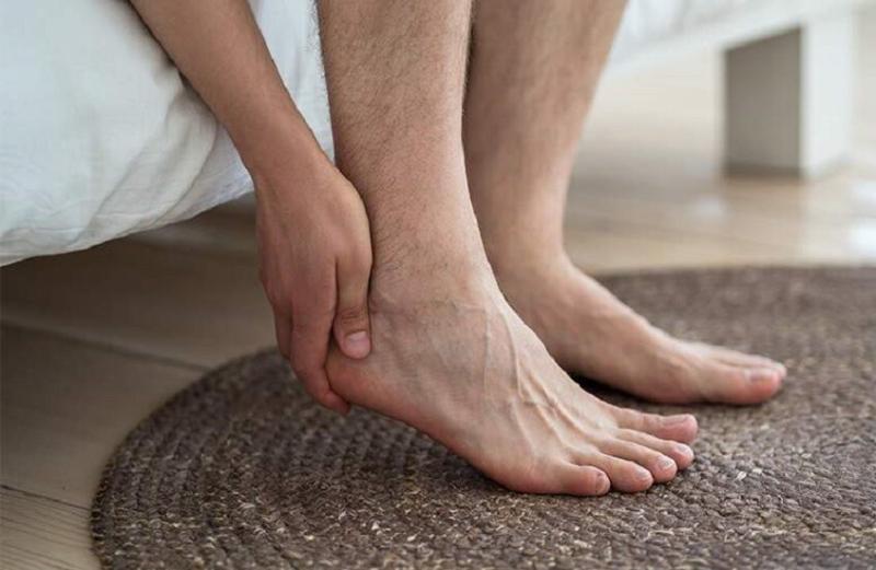 أسباب آلام الكعب وطرق علاجها.. من التعب البسيط إلى الأمراض الخطيرة