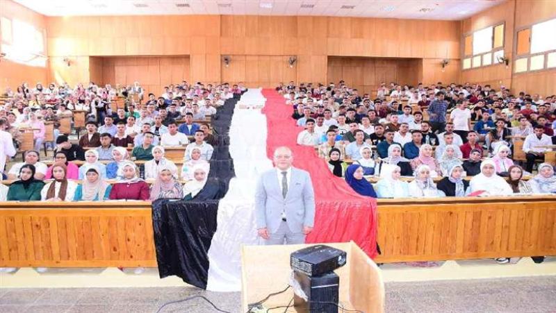 رسالة رئيس جامعة سوهاج لطلاب كلية الطب في أول يوم دراسة ”افتخروا بإنجازكم”