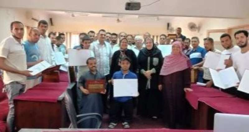 مديرية العمل بسوهاج ” تسلم 35 عقد عمل جديدة ضمن مبادرة ”دمج ذوى الهمم”
