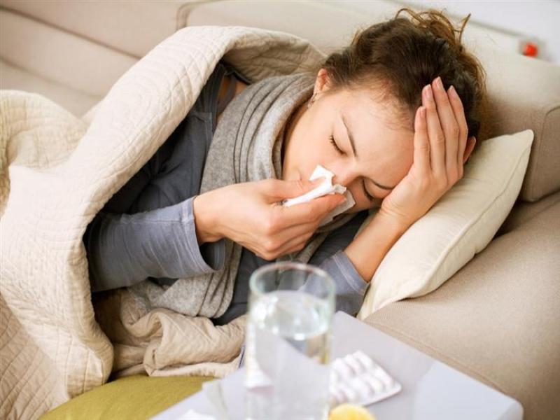 أخطاء قاتلة تطيل معاناتك مع نزلات البرد والأنفلونزا في تقلبات الطقس