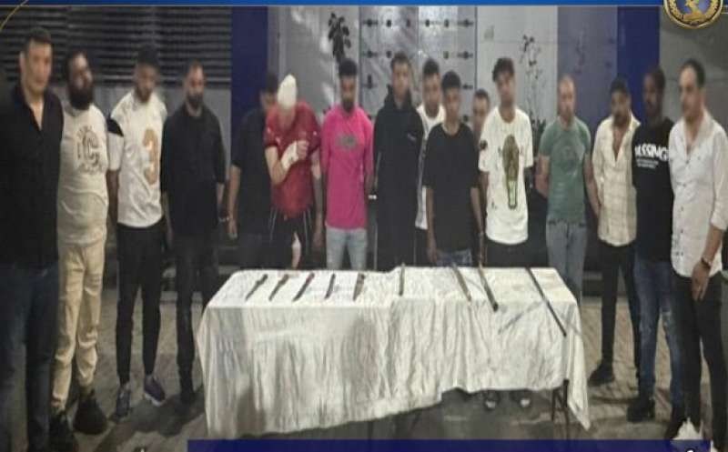 مشاجرة دامية أمام ملهى ليلي في القاهرة.. ضبط 16 شخصًا بحوزتهم أسلحة بيضاء وعصي خشبية