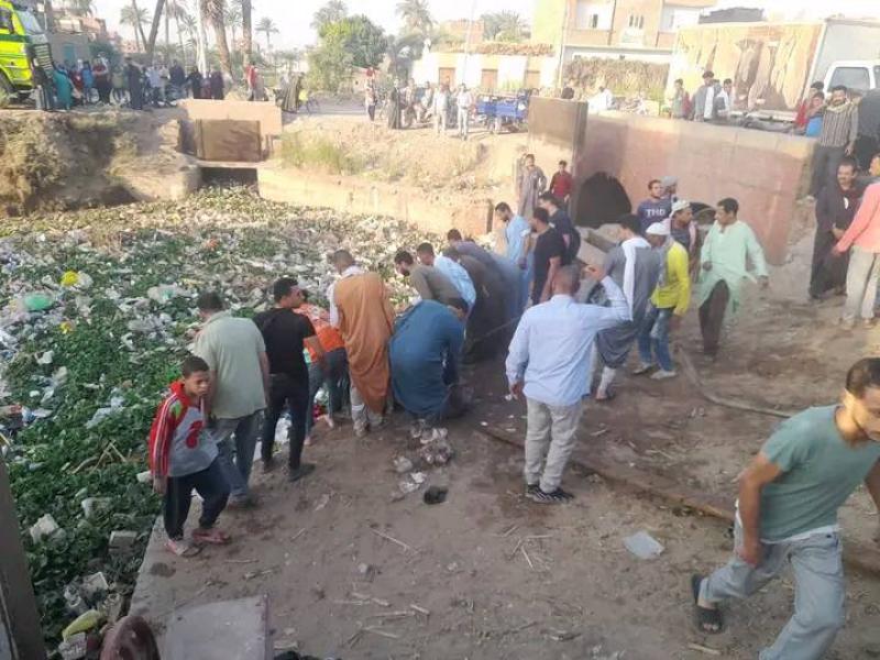 بالصور : انقلاب تروسيكل يقل 14 طفلًا بقرية منقباد في أسيوط.. واستمرار البحث عن المفقودين