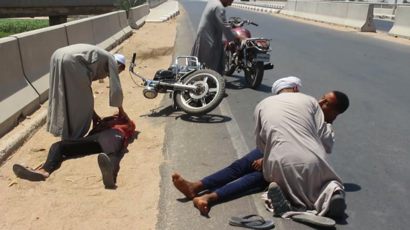 . مصرع الشاب زياد محمد وإصابة شقيقه عبدالرحمن في انقلاب دراجتين بخاريتين بمنشأة العماري بالأقصر
