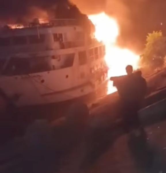 حريق هائل يلتهم مركبًا سياحيًا في إسنا جنوب الأقصر وإخلاء 220 راكبًا... حريق هائل يلتهم مركبًا سياحيًا في إسنا جنوب الأقصر وإخلاء 220 راكبًا دون إصابات