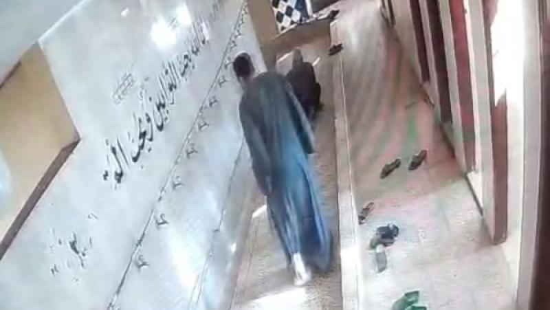 اعتداء شاب على مؤذن مسن داخل مسجد بقرية محلة حسن بسبب خلاف... اعتداء شاب على مؤذن مسن داخل مسجد بقرية محلة حسن بسبب خلاف على أذان الفجر