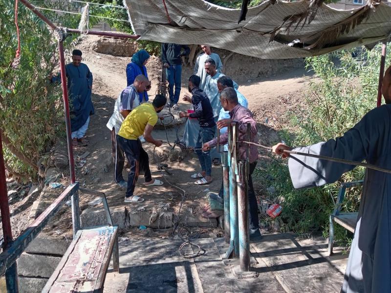 محافظ سوهاج يوقف معدية غير مرخصة بالبلينا بعد تداول فيديو لطلاب يستخدمونها.. ولجنة عاجلة لفحص الواقعة