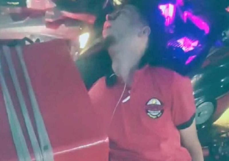 اصطدام مروع على كورنيش الإسكندرية.. سائق يفقد السيطرة ويُسقط عامل دليفري أسفل... اصطدام مروع على كورنيش الإسكندرية.. سائق يفقد السيطرة ويُسقط عامل دليفري أسفل عجلات أتوبيس