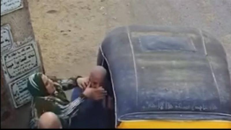 مشهد مؤلم داخل المقابر.. القبض على زوجين اعتديا على مسن وسط المقابر مشهد مؤلم داخل المقابر.. القبض على زوجين اعتديا على مسن وسط المقابر