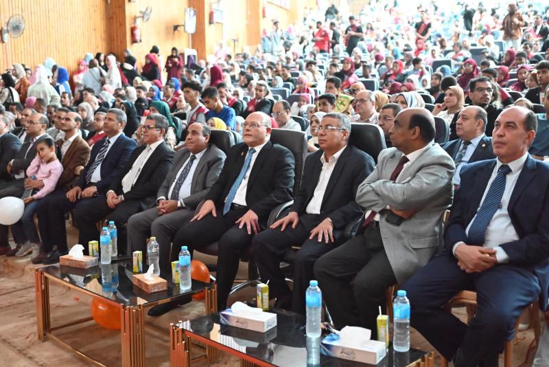 جامعة سوهاج تتحول الي ساحه للاحتفال الوطني لافتتاح المتحف المصري الكبير أمام... جامعة سوهاج تتحول الي ساحه للاحتفال الوطني لافتتاح المتحف المصري الكبير أمام الشاشات العملاقة