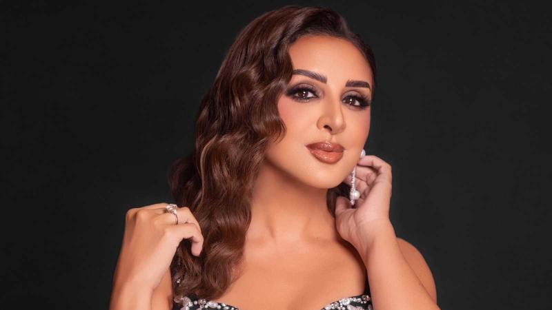 أنغام تشعل باريس في أمسية فنية ساحرة.. ومعجب يهديها العلم المصري وسط تصفيق الجمهور