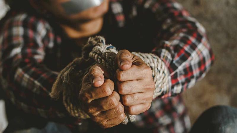 نصب عليه في القاهرة وخطفه إلى أسيوط.. الأمن يكشف تفاصيل احتجاز مالك شركة بسبب خلاف مالي