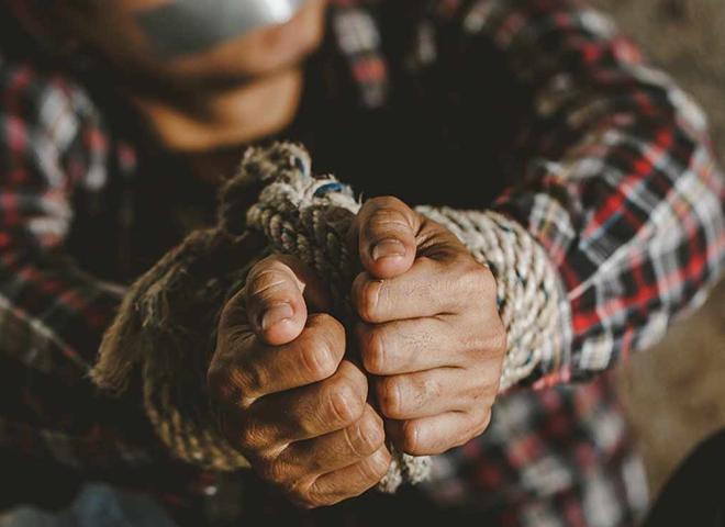 نصب عليه في القاهرة وخطفه إلى أسيوط.. الأمن يكشف تفاصيل احتجاز مالك شركة بسبب خلاف مالي