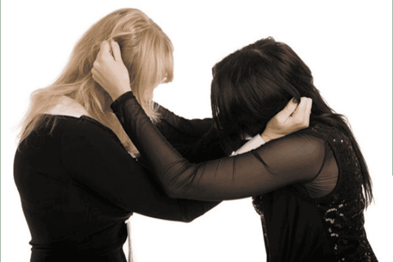 مشاجرة بين مرشحة برلمانية وكوافيرة بسبب 4500 جنيه داخل صالون تجميل بالوراق