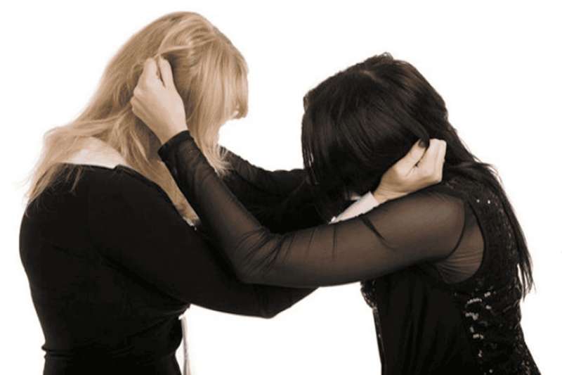 مشاجرة بين مرشحة برلمانية وكوافيرة بسبب 4500 جنيه داخل صالون تجميل بالوراق