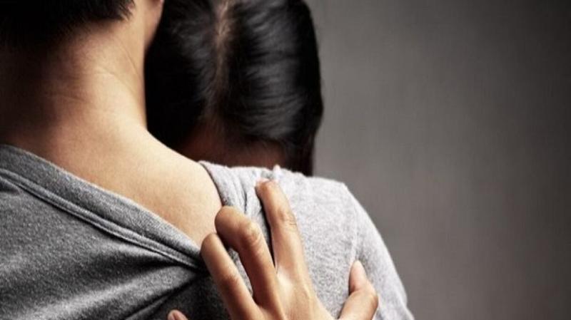 مأساة منزل منشأة القناطر: زوجة تخون زوجها أمام عينيه ثم تقفز من الطابق الثاني في لحظة صادمة