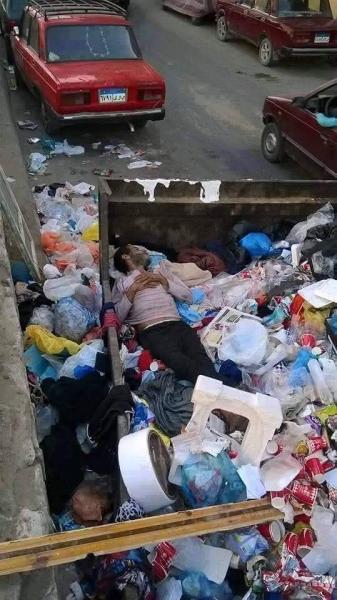 لحظة استراحة مدمن.. بين مأساة المخدرات وضياع العقل في أكوام القمامة