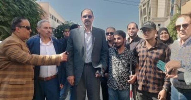 محافظ سوهاج يوجه بتوفير فرصة عمل لشاب من ذوى الهمم استوقفه خلال جولة.