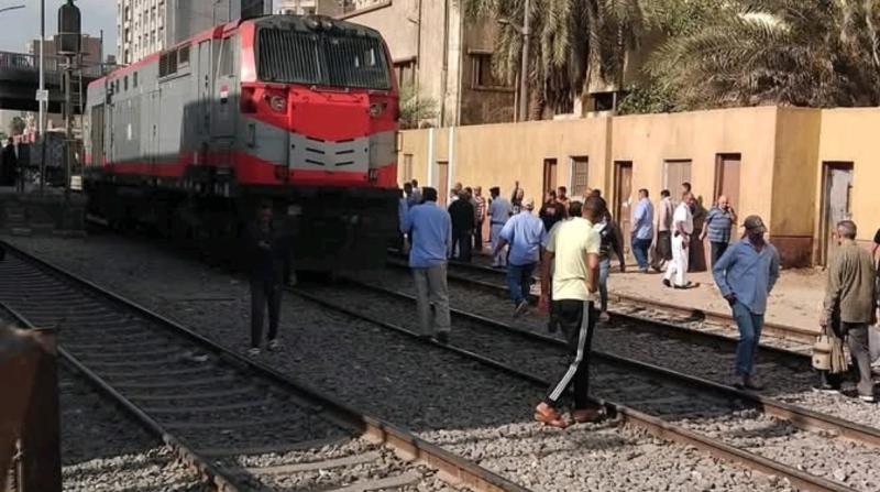 مأساة في أسيوط: مصرع مسن تحت عجلات القطار بسبب التسرع في النزول
