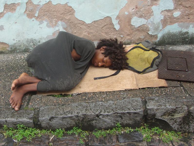 زواج عرفي وسرقة وهروب.. تفاصيل صادمة في واقعة الأم المشردة وأطفالها الثلاثة بالشرقية