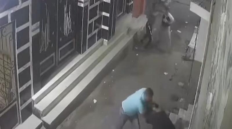 تبادل ضرب وسبّ.. شاب يعتدي على سيدة بعد مشادة كلامية بالشرقية