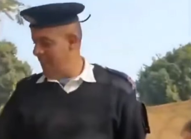 سائح يثير ضجة في الأهرامات.. عرض 100 دولار لشراء بنطال شرطي مصري ومواقع التواصل تشتعل