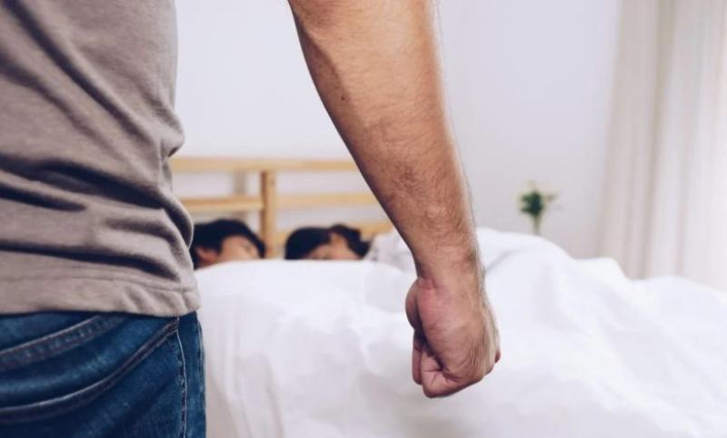 فضيحة أخلاقية..عامل يكتشف علاقة محرمة بين زوجته وشقيقه