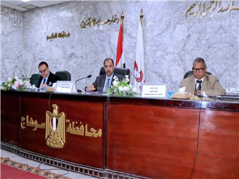 محافظ سوهاج يتابع ملفات التصالح والتقنين وإزالة التعديات