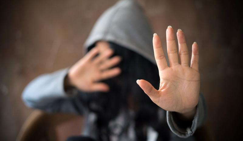 فضيحة داخل الأسرة: الأب يعتدي على ابنته ويحتجز زوجته