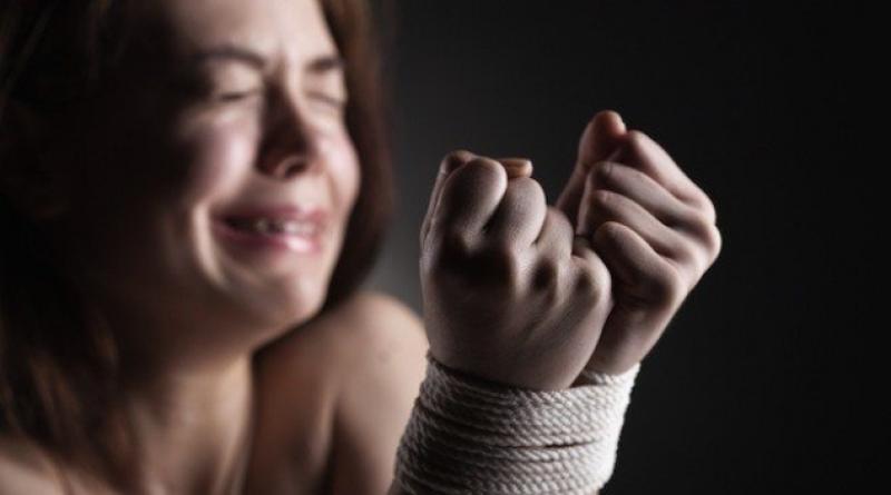 حلق شعرها وتركها جائعة..القبض على زوج احتجز زوجته وقيدها داخل شقته