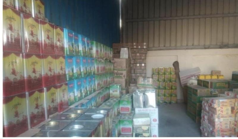 ضبط كميات كبيرة من المواد الغذائية الغير صالحة للإستهلاك الآدمي ومنتهية الصلاحية بإحدى قرى مركز دمنهور قبل وصولها للأسواق