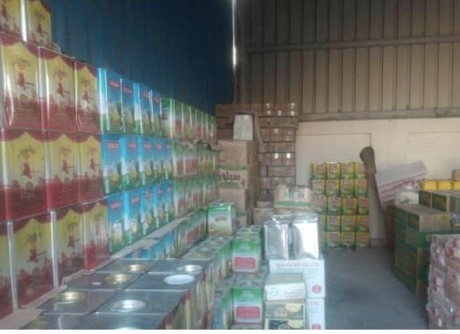 ضبط كميات كبيرة من المواد الغذائية الغير صالحة للإستهلاك الآدمي ومنتهية الصلاحية بإحدى قرى مركز دمنهور قبل وصولها للأسواق