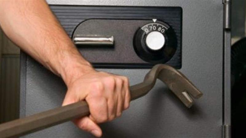 علاقة عاطفية تنتهي بجريمة.. فتاة تحرّض حبيبها على سرقة خزينة والدها في الوراق