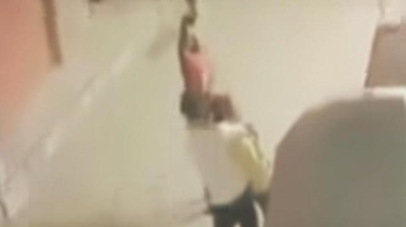 «الهزار قلب جد»..شاب يخنق صديقه في الشارع وسط ذهول المارة