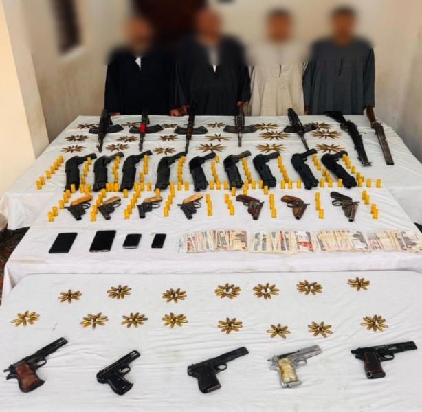 مصرع عنصر جنائي وضبط مخدرات وأسلحة بـ77 مليون جنيه بسوهاج