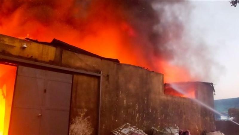 مأساة في الخانكة.. مصرع شخصين وحالة حرجة ثالث إثر حريق هائل بمخزن بلاستيك