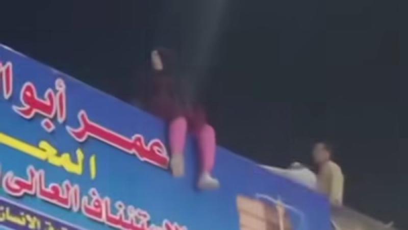 فيديو صادم على فيسبوك يظهر سقوط سيدة من أعلى كوبري الدائري ببشتيل