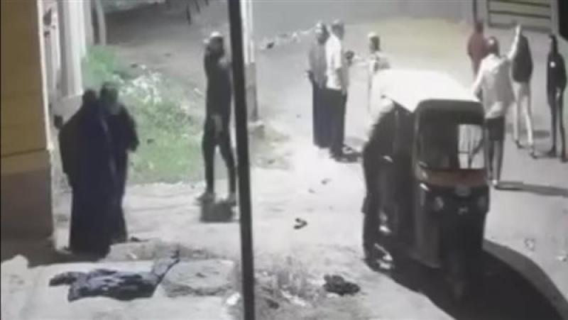 تدخل عاجل من الشرطة.. ضبط المتهمين بعد انتشار فيديو تعدي على سيدة ونجلها في كفر الشيخ