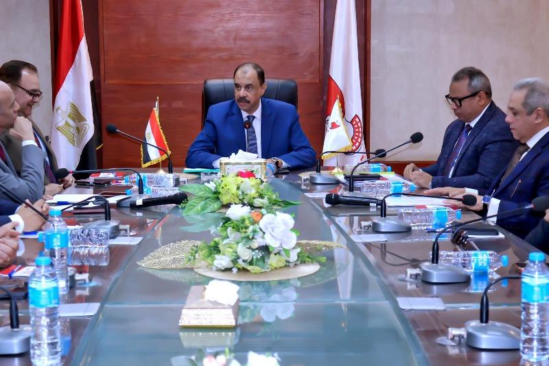 محافظ سوهاج يلتقي أعضاء مجلس الشيوخ لمناقشة الملفات الخدمية والتنموية