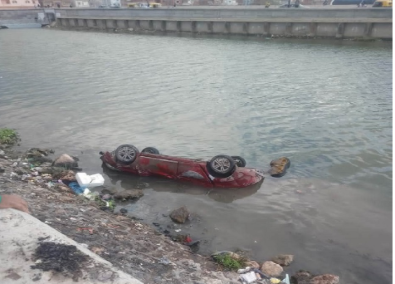 وفاة شخص وإصابة 4 في سقوط سيارة بترعة السناهرة بالبحيرة