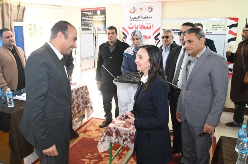محافظ البحيرة تتفقد عدد من اللجان الإنتخابية بكوم حمادة لمتابعة سير إنتخابات مجلس النواب في يومها الثاني