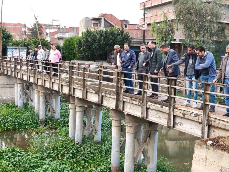 فى إستجابة فورية … تطهير ترعة ساحل مرقص بشبراخيت وإزالة المخلفات ونواتج التطهير لضمان إنسياب المياه والحفاظ على المظهر الحضاري