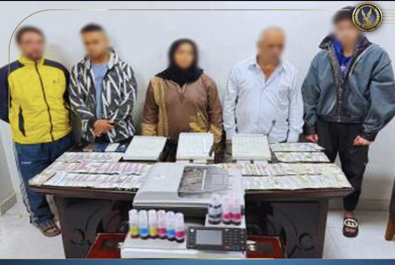 ضبط تشكيل عصابي تخصص نشاطه الإجرامى  في  تقليد العملات المحلية وترويجها عبر  وسائل التواصل الاجتماعي