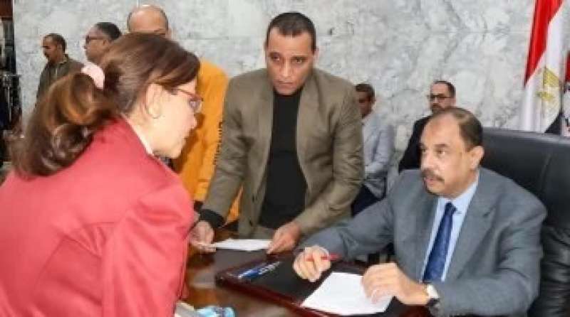 محافظ سوهاج يستمع لمطالب وشكاوى المواطنين فى اللقاء الجماهيرى