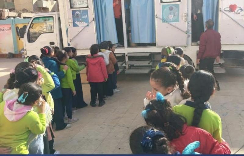 ضمن مبادرة ”أطفال أصحاء” الكشف على ٧١٥ طفل خلال قافلة طبية مجانية بمدرسة الوكيل بكفر الدوار